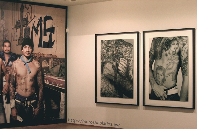 Fotografía de Isabel Muñoz en la exposición 'Maras. La cultura de la violencia' en La Casa América de MAdrid